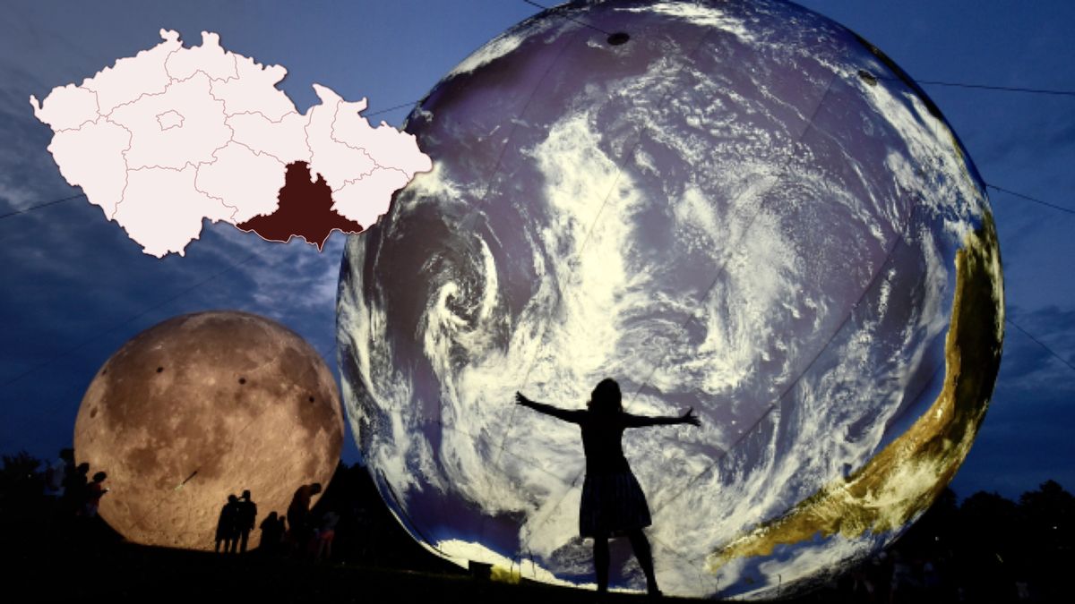Vesmírné setkání. Na Kraví hoře v Brně nafoukli modely Země a Měsíce